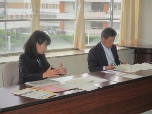 長田地方参事官（左）と佐々木代表理事組合長（右）