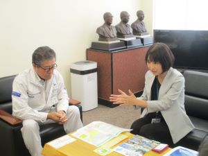 町長と参事官