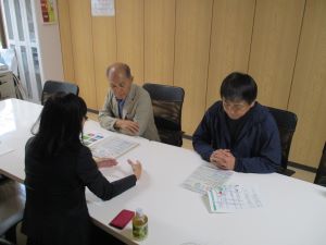 鈴木嘉悦郎代表取締役社長（中央）と 阿部淳一総務部長（右）
