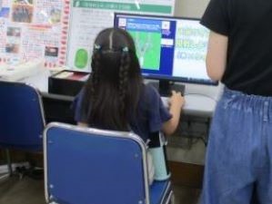 お米クイズに挑戦する小学生