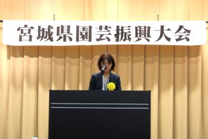 祝辞を述べる参事官