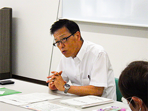 説明する参事官