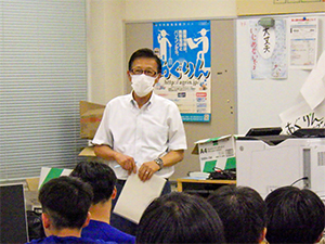 挨拶を行う佐々木地方参事官