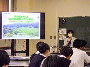 説明する県拠点職員