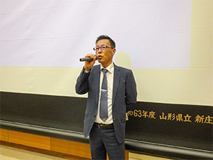 挨拶を行う佐々木地方参事官