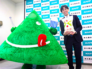 「ペロリン」と動画に出演する職員 息のあったコンビ