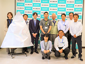 山形県農林水産部担当者（中央２人）と みどり（MeaDRI）消費促進チーム