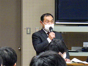 説明する県拠点職員