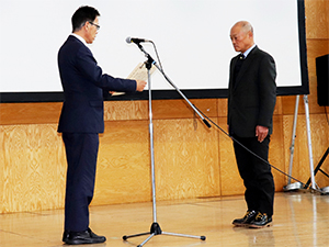 安彦氏へ授与