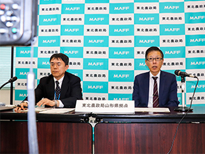 挨拶をする佐々木地方参事官（右）
