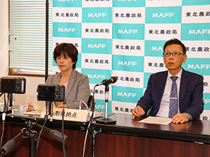 挨拶する佐々木地方参事官