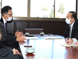 佐々木地方参事官（左）と山科市長（右）