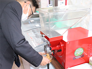 金山町産直「ちょうほう屋」では 「ビーナッツペースト」作りを 自ら体験して購入できる