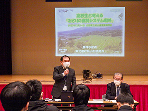 説明を行う山形県拠点職員