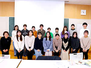 米沢栄養大学学生の３年生（前列）と ２年生（後列）の皆さんと 北林教授（左端前）