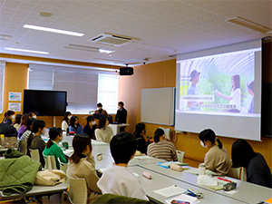 ３年生が作成した動画 （高橋さん編）を視聴する様子