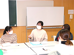 意見交換の様子 （意見を述べる３年生）