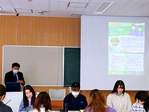 「みどり戦略学生チャレンジ」を 説明をする様子