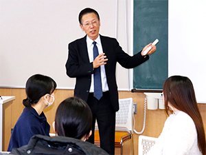 総評する佐々木地方参事官