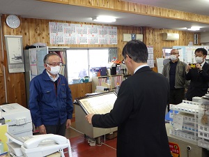 川合代表理事組合長（左）へ 佐々木地方参事官から賞状授与