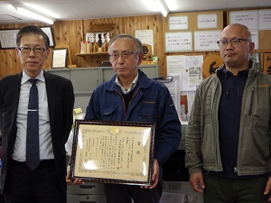 米沢地方森林組合 　川合代表理事組合長（中央） 四柳事業課長（右）