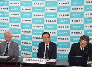 佐々木地方参事官と「あぐっと」 メンバーとの意見交換（２）