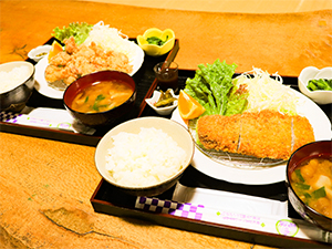 「山形さくらんぼ鶏」の唐揚げ定食（左） 「戸澤豚一番育ち」のとんかつ定食（右）