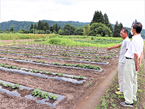 収穫体験等が出来る圃場 の説明をする安食さん