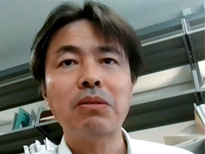 学生にアドバイスする 山形大学農学部藤科教授