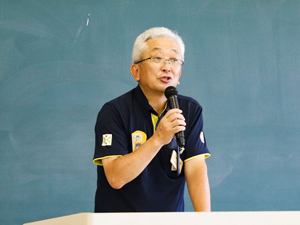 挨拶する菊地校長（本文用300×225）