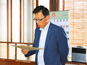祝辞を述べる 佐々木地方参事官