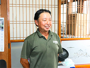 受賞の言葉を述べる 牧野代表
