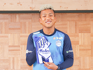挨拶をするモンテディオ山形 イサカ ゼイン選手
