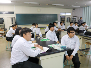 真剣な眼差しで聞く生徒
