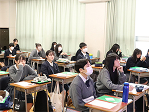 真剣な眼差しで説明を聞く生徒