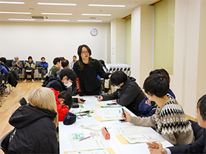 グループ討論をする学生