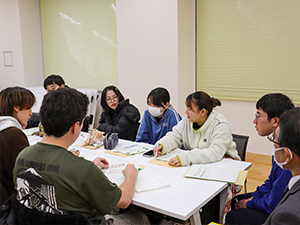 グループ討論をする学生（その２）