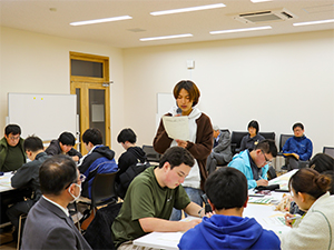 討論結果を発表する学生（その１）