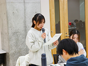 討論結果を発表する学生（その２）