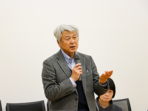 総評をする東北農林専門職大学 農林業経営学部齊藤教授