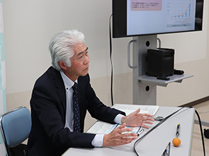 説明する松原地方参事官