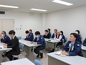 説明を聞く気象台職員