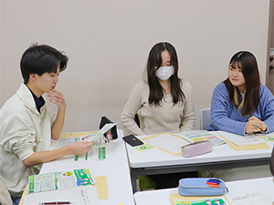 グループ討論で意見を出し合う学生