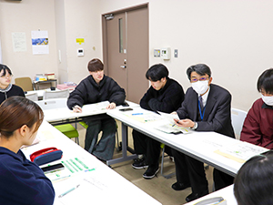 県拠点職員も交えてグループ討論
