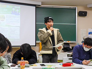 討論結果を発表する学生