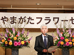 来賓あいさつする松原地方参事官