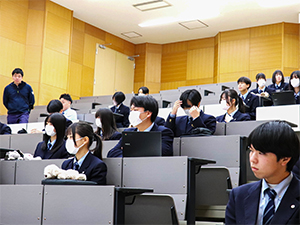 真剣な眼差しで説明を受ける生徒