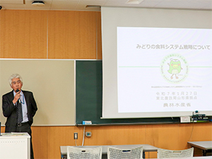 学生に向けて挨拶をする 松原地方参事官