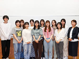 米沢栄養大学３年生と 北林教授（右端）