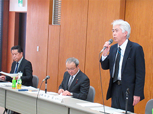 挨拶する意見交換